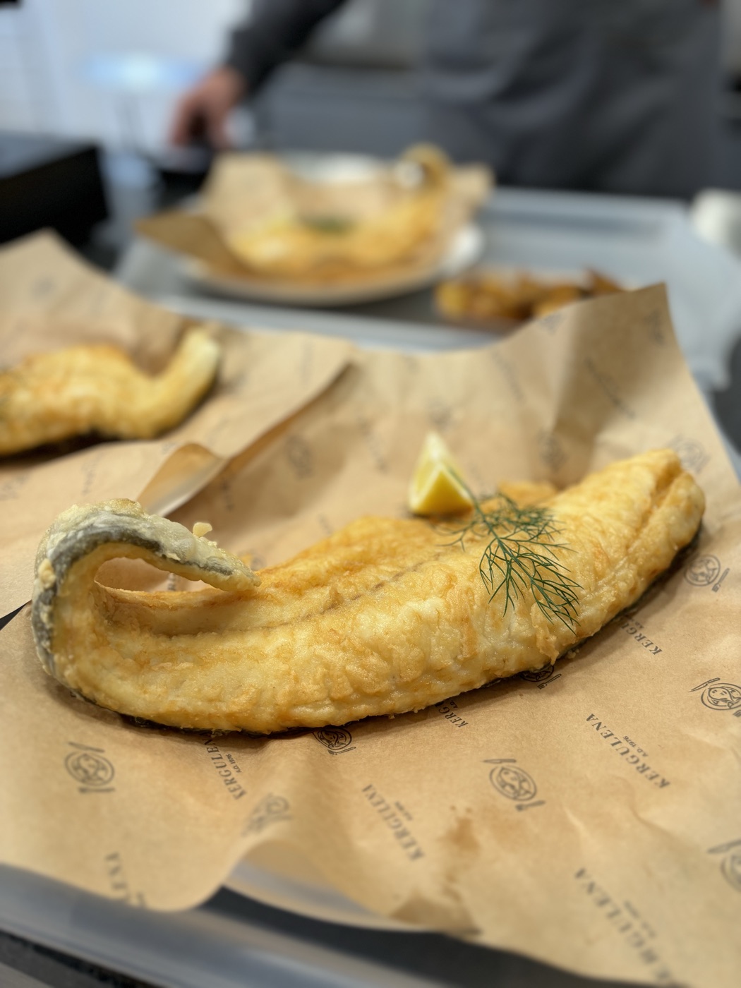 Filet z dorsza — tradycyjnie albo na maśle, smażony w cienkiej panierce, na papierze Kergulena