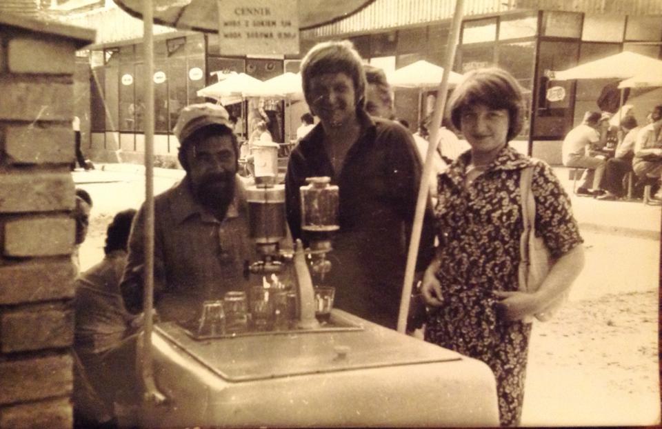 Małgorzata Sikorska-Reutt (z d. Socha) przed smażalnią — lata 70.