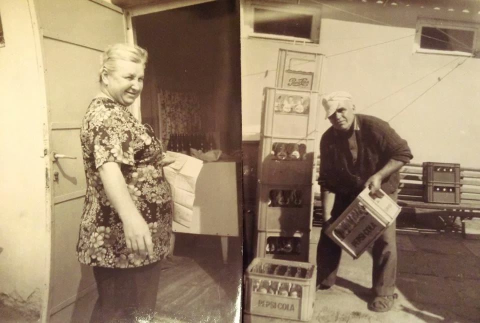 Krystyna i Michał Socha przy lokalu Kergulena (Edamus) — lata 70./80.