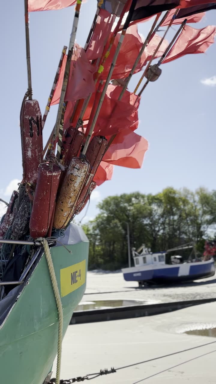 Kuter NIE-4 z czerwonymi flagami sieci, drugi kuter w tle